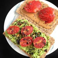 Rye crispbread with 1)avocado, cherry tomatoes & red chili flakes 2)coconut peanut butter, strawberries & chia seeds