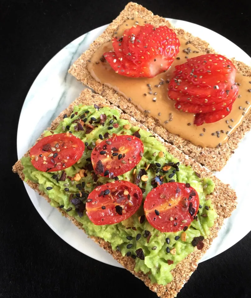 Snapdishの料理写真:Rye crispbread with 1)avocado, cherry tomatoes & red chili flakes 2)coconut peanut butter, strawberries & chia seeds|coxiella24さん