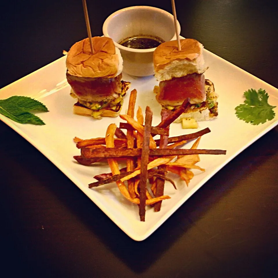 Mahalo Sliders - Seared Ahi Tuna w/ Mango & Grilled Pineapple Chutney on King's Hawaiian Rolls served w/ Purple & Orange Garlic/Sesame Sweet Potato Fries & Bour|Chef Cam Wolfeさん