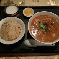 Snapdishの料理写真:香港プラザ:香港プラザ特別ランチ(坦々麺+半炒飯)|つーさん