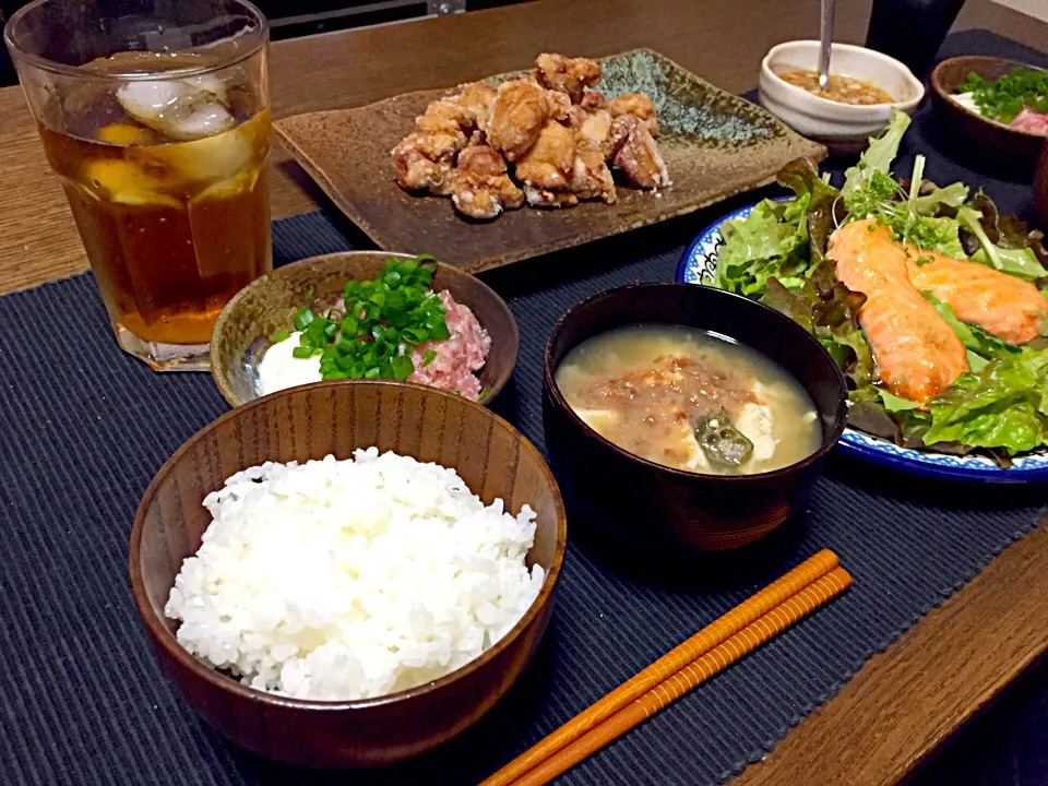 から揚げ(ネギダレつき)
グリーンサラダ焼きサーモンハラス乗せ
とろろと中落ち
オクラとお豆腐のお味噌汁|きゃなこさん