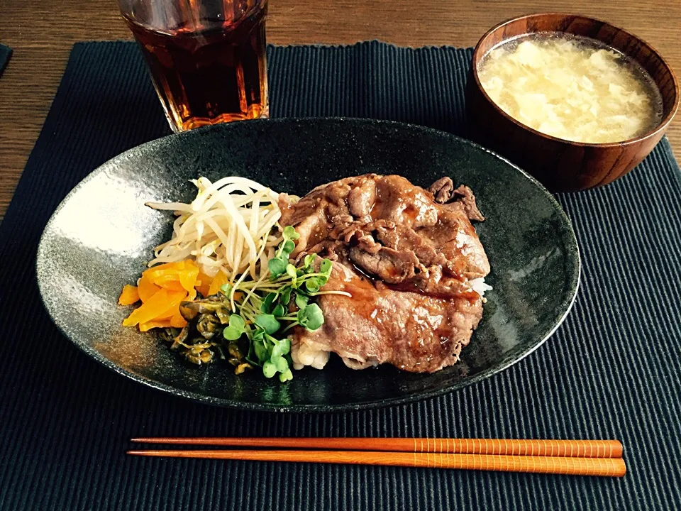 Snapdishの料理写真:すき焼き用お肉の焼肉丼
中華卵スープ|きゃなこさん