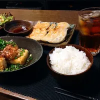 Snapdishの料理写真:餃子
ポテトサラダ
揚げ出し豆腐
ネギときのこのお味噌汁|きゃなこさん