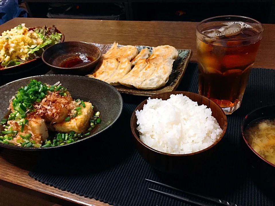 餃子
ポテトサラダ
揚げ出し豆腐
ネギときのこのお味噌汁|きゃなこさん