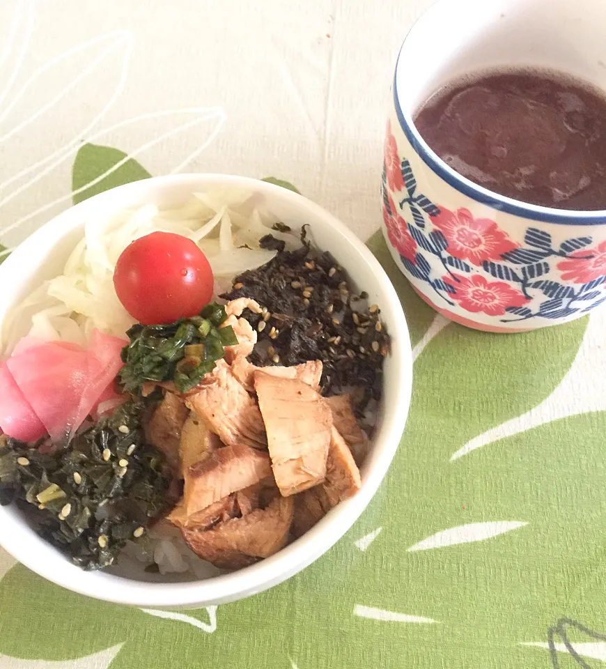 ニラのあれ、紫蘇の佃煮、煮豚、蕗のオカカ炒め、新生姜の紫蘇酢漬、酢玉ねぎ、プチトマトDE常備菜丼|tabyさん