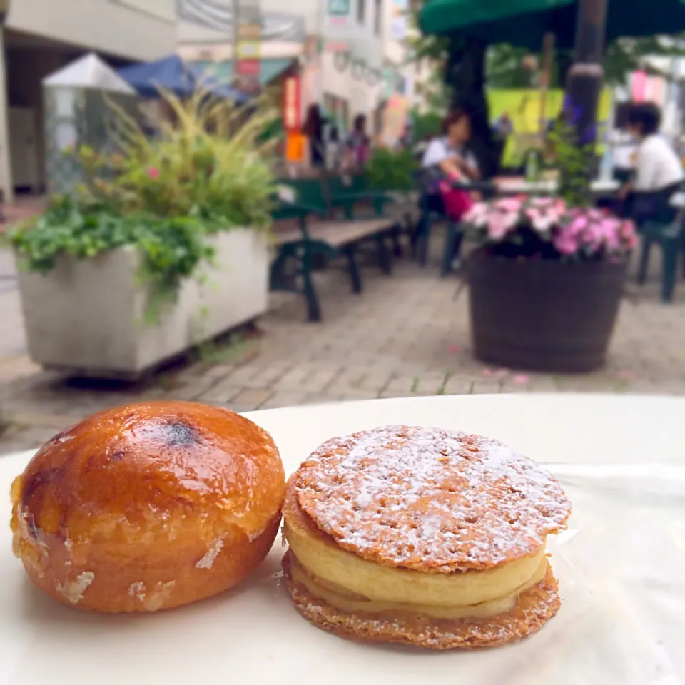 浅野屋の「焦がしクリームパン」と
J・Sパンケーキカフェの「パンケーキパイ」😋|ジヌ美さん