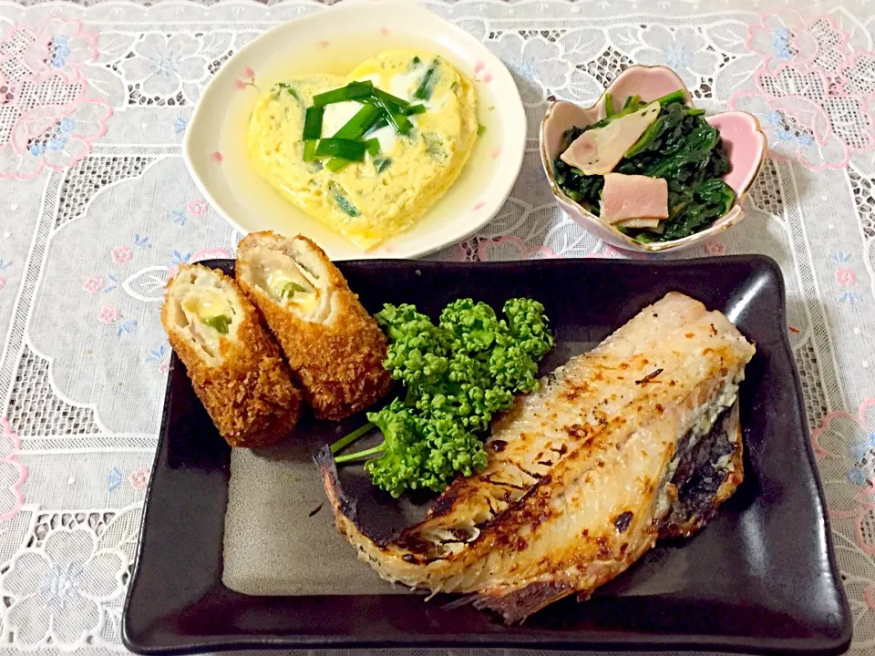 Snapdishの料理写真:🌺赤魚の粕漬け
🌺アスパラチーズのロール巻き
🌺ニラ玉
🌺ベーコンとほうれん草バター炒め|Kii mamaさん