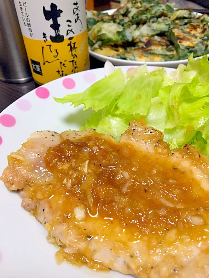 今日の晩御飯
とんてき、ニラチヂミ(厚い)
伊豆高原ビールといっしょに！
きゅうりもあるよ|くすめさん