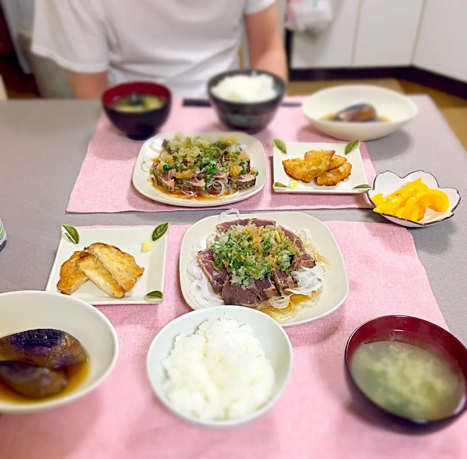 Snapdishの料理写真:かつおの土佐造り
茄子の煮浸し
玉ねぎのさつま揚げ焼き
パプリカのぬか漬け
じゃがいもとワカメのお味噌汁|チャンプさん