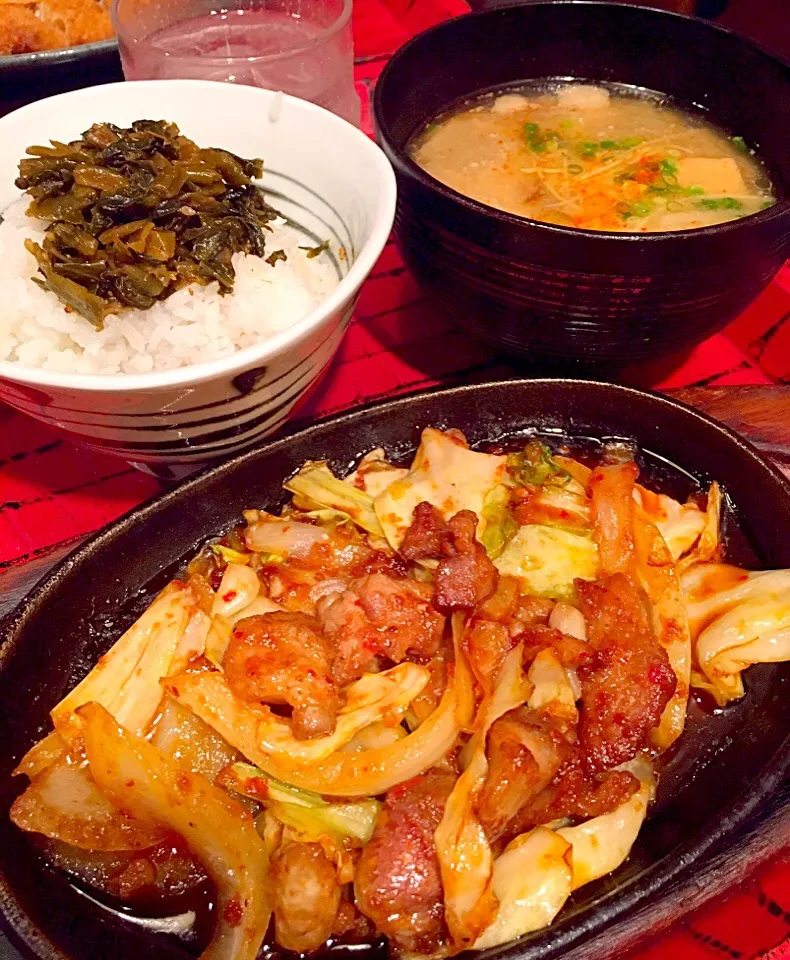 ピリ辛豚味噌鉄板焼き定食
✨辛子高菜のっけごはん
✨豚汁
✨島美人水割り|七味さん