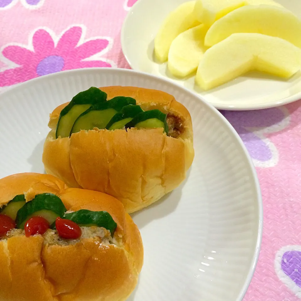 お弁当ない土曜日の朝食
(もしくはランチボックスに入れて学校で)

ポークソーセージとキュウリのサンド 

りんご|Juneさん