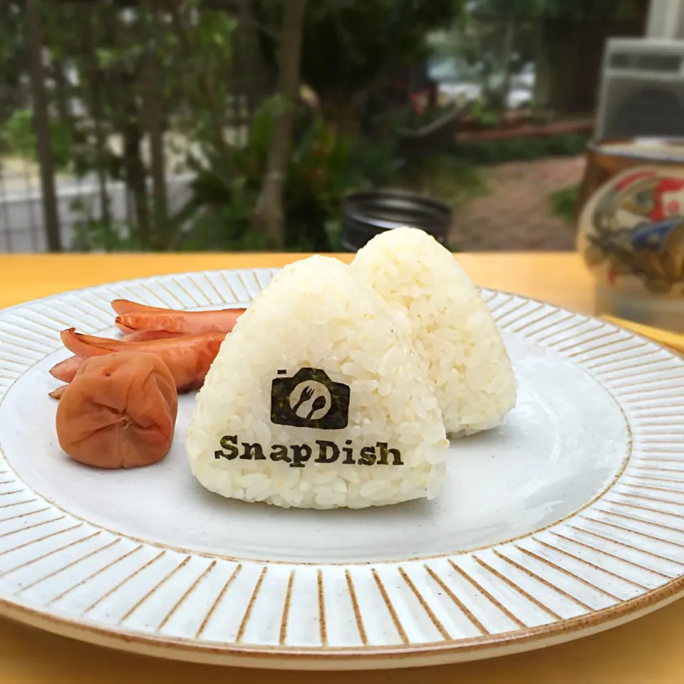 Snapdishの料理写真:塩むすび🍙|カオサンさん