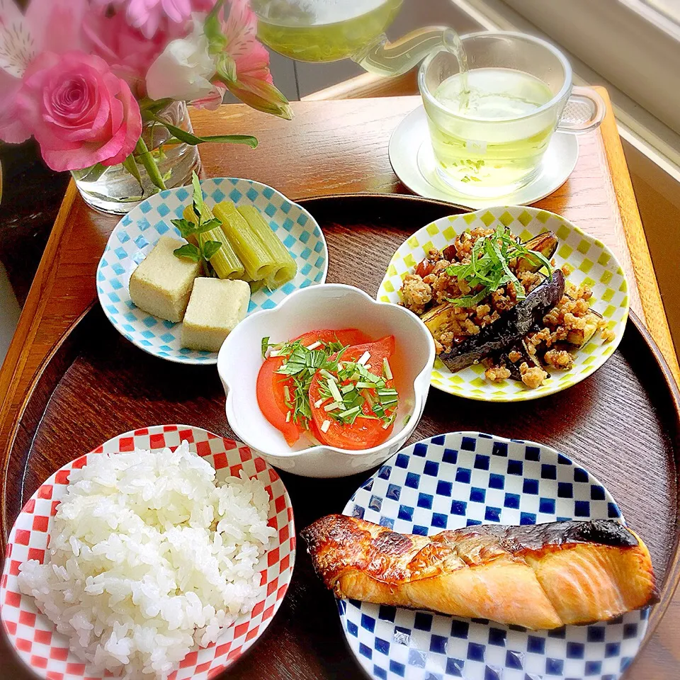 和定食な朝
⚪︎ふきとこうや豆腐の焚き合わせ
⚪︎茄子と豚挽肉の味噌炒め
   ピーナッツ入り
⚪︎鮭付焼き
   酒、味醂、醤油に漬けておいた鮭
⚪︎ご飯
⚪︎トマト、水菜

ご飯がススム君でーす|ゆかモンさん