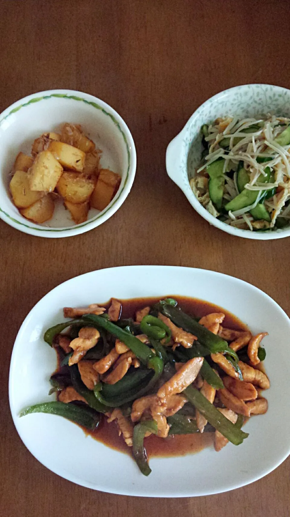 鶏むね肉のチンジャオロース風。きゅうりとエノキと油揚げのめんつゆ和え。こふきいもおかか醤油味。|みずたまりさん