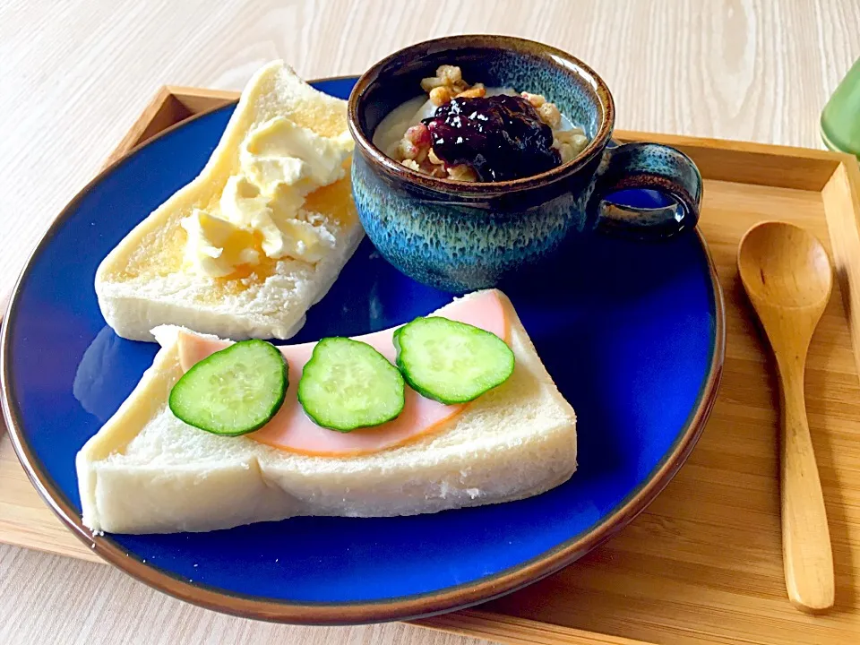 Snapdishの料理写真:おはようございます☺︎︎

今日の朝ごパン🍞

・クリームチーズ＆蜂蜜
・ハム＆きゅうり
・グラノーラヨーグルト

ザ・休みの日の朝ごはん⚑︎゛|ko.postさん