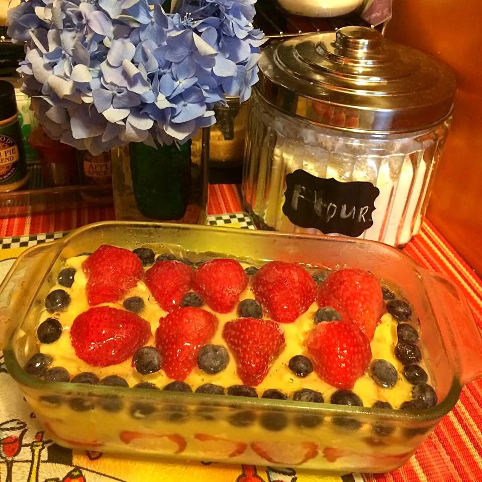 Strawberry & blueberry trifle cake|🌺IAnneさん