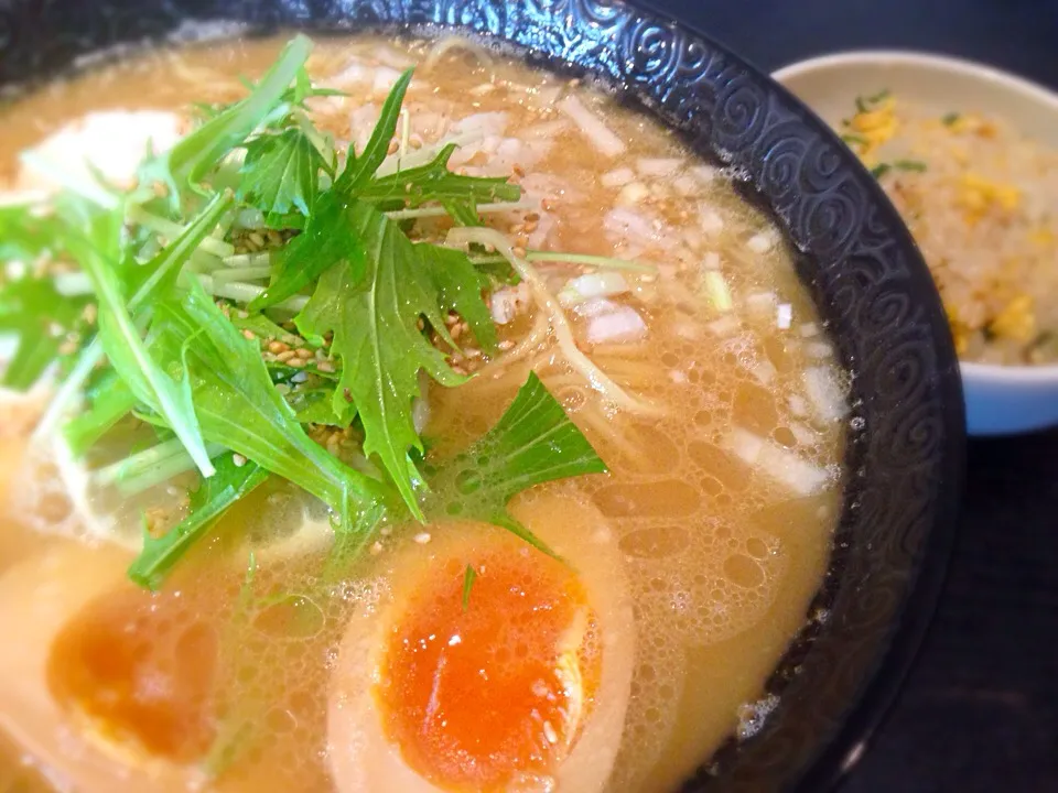 コラーゲンたっぷり。濃厚鶏白湯麺🍜|Mikoさん