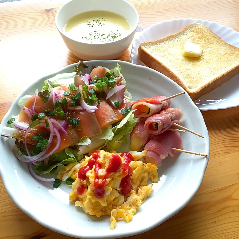 ブランチ スクランブルエッグ サーモンサラダ チーズ&かぼちゃのベーコン巻き コーンスープ|sayaさん