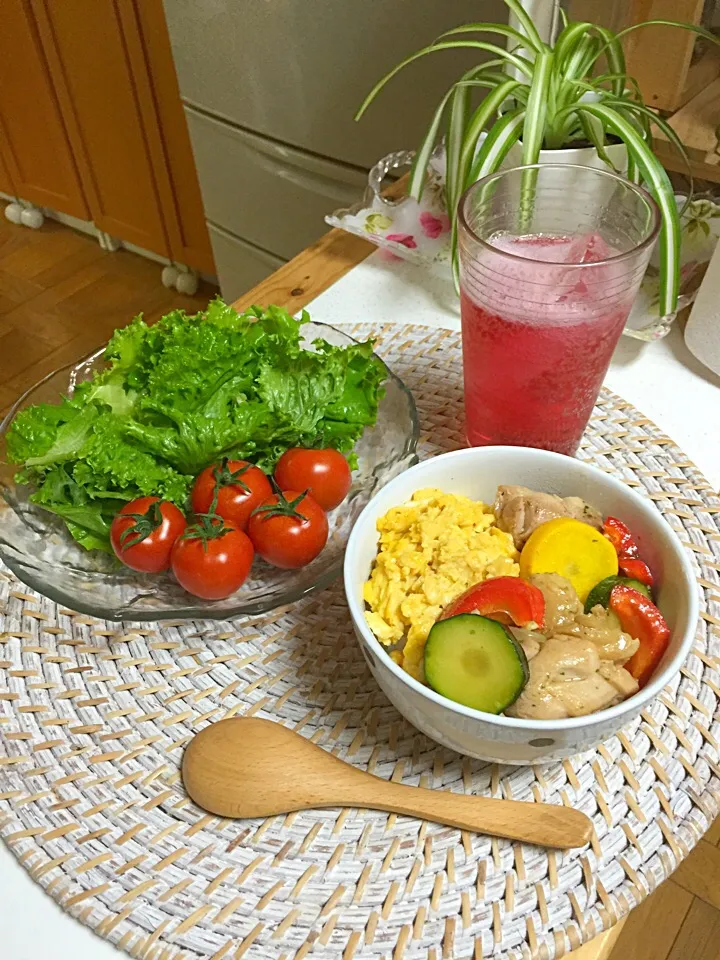 お昼ご飯

夏野菜の洋風丼(*^_^*)|simoneさん