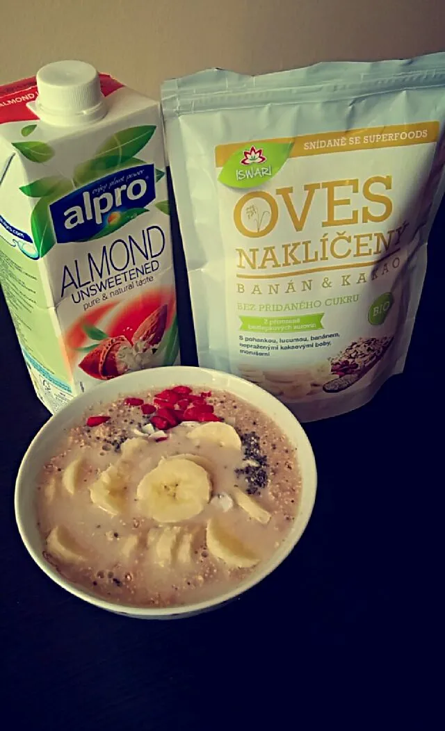 Energy breakfast before running. #beforerunning #energy #breakfast #banana #oatmeal #chia #almondmilk #almonds #coconut|LucieFoodさん