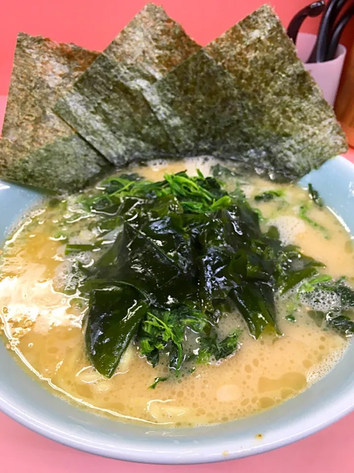 Snapdishの料理写真:千家のわかめラーメンほうれん草増し@横浜 根岸|Yasuhiro Koikeさん