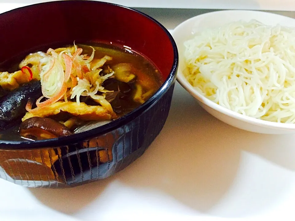 晩ごはん 茄子と豚肉とタマネギと油揚げ キノコのつけ汁を素麺で。
アクセントにミョウガを。|Hitoさん