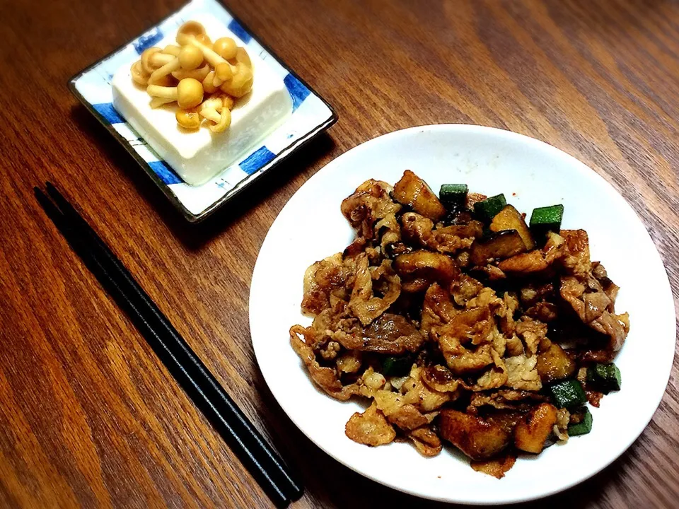 豚バラ肉とナスオクラの生姜醤油炒め&冷奴のごま油なめ茸和え|ntさん