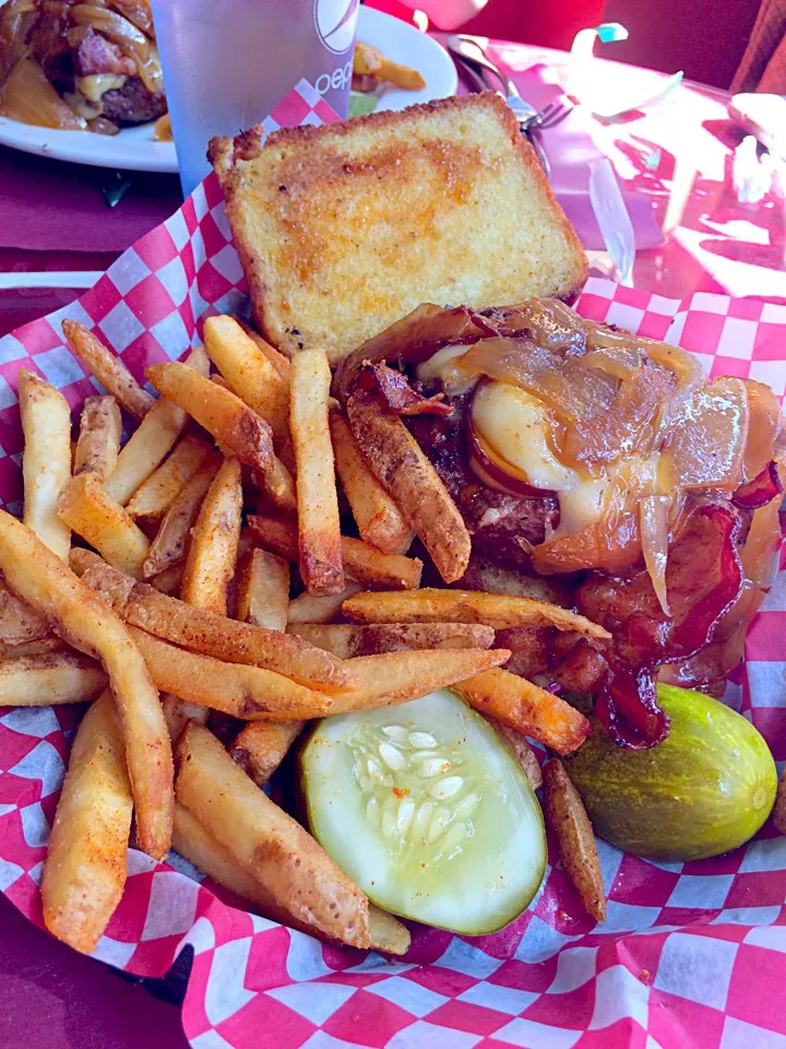 Snapdishの料理写真:Gouda cheeseburger with fries on Texas toast @ Beacon Falls Cafe 5/28/16|Morcone Girlsさん