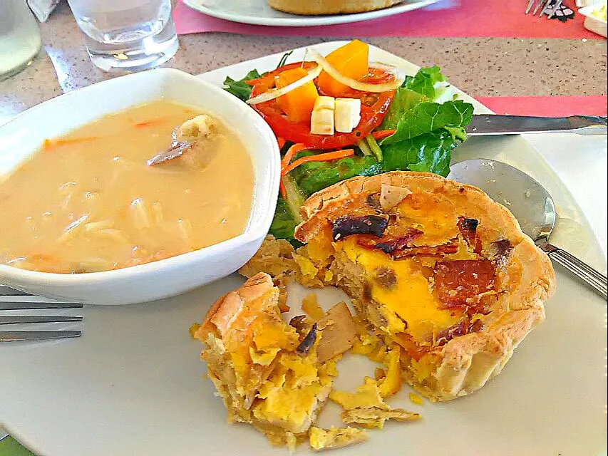 quiche lorraine, soup and salad...|Tezu Ropezuさん