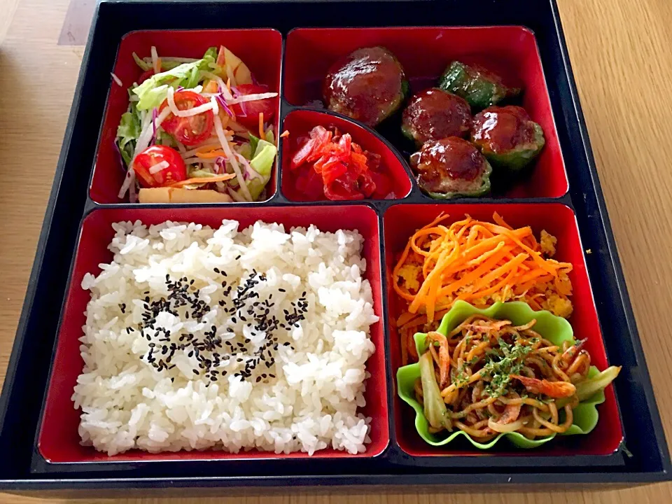 Snapdishの料理写真:賄い弁当（ピーマンの肉詰め、にんじんしりしり、やきそば、サラダ）|スコネコさん