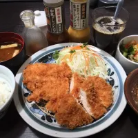 Snapdishの料理写真:チキンカツ定食＋ドリンクバー|マロさん