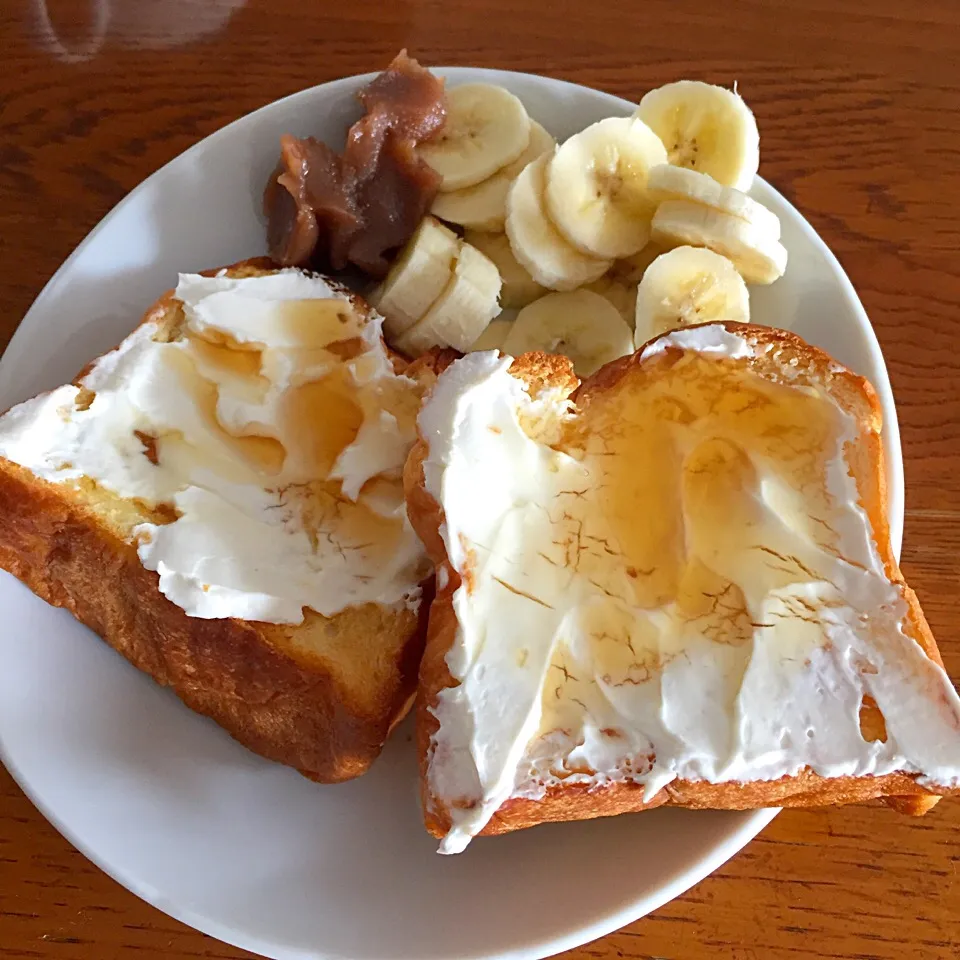 デニッシュパンにチーズクリーム&ハチミツ バナナにはマロンクリーム 甘い甘い！笑|ももさん