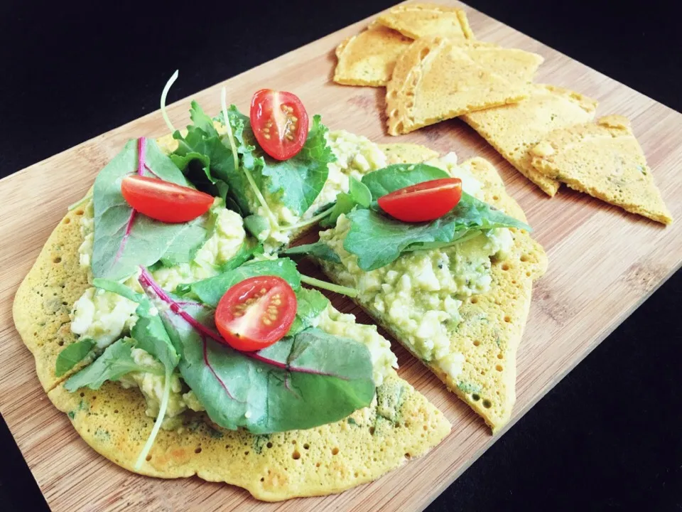 Chickpea flatbread with avocado-egg salad|coxiella24さん