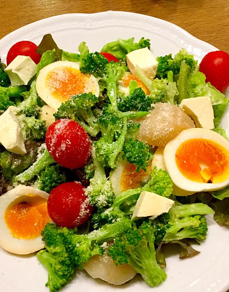 スモークしたホタテ、玉子、チーズでサラダ✨|tomomiさん