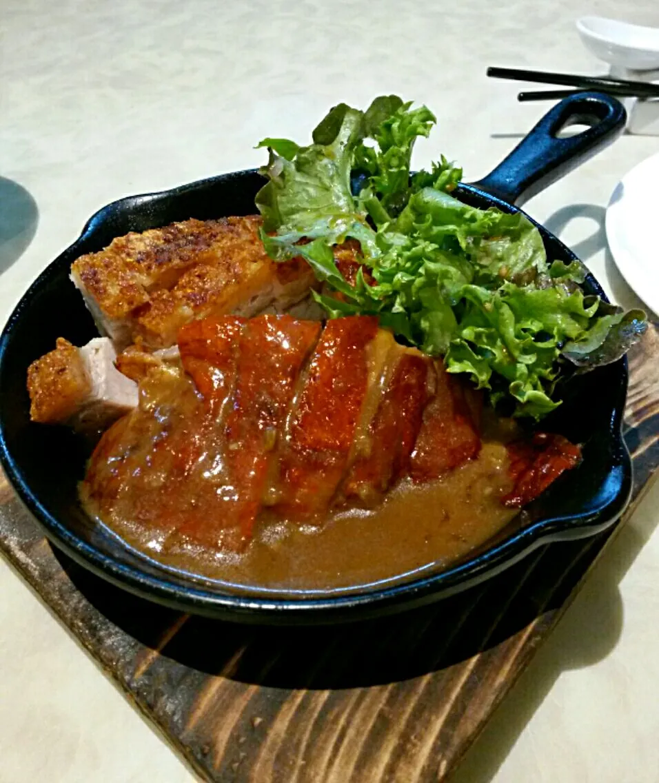 Iron Chef Thailand - Roast Duck & Crispy Pork Belly|Jeab Lertさん