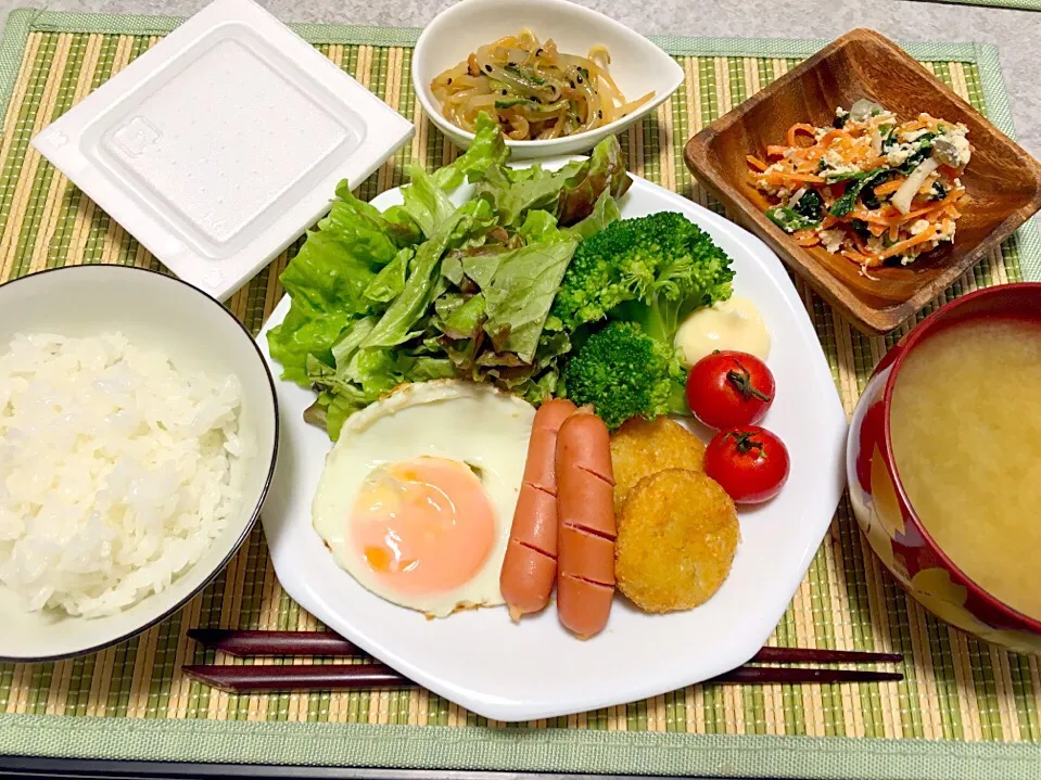 Snapdishの料理写真:♡いつかの1人夜ご飯〜目玉焼きソーセージコロッケサラダプレート、ほうれん草の白和え、もやしときゅうりのさっぱり和え、納豆、味噌汁〜♡|miyuさん