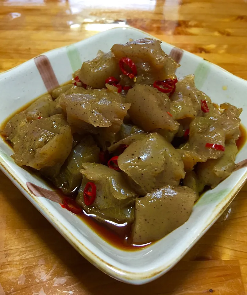 ちぎっては投げ、ちぎっては投げ熱湯へ💦我が家秘伝の醤油に唐辛子を入れ出来上がり ”蒟蒻”です|keikoさん