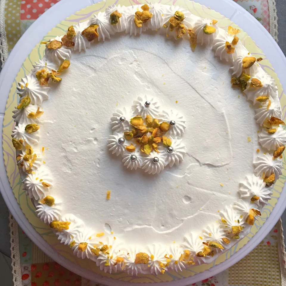 Taro sponge cake with pistachio toppings|Trish Wongさん