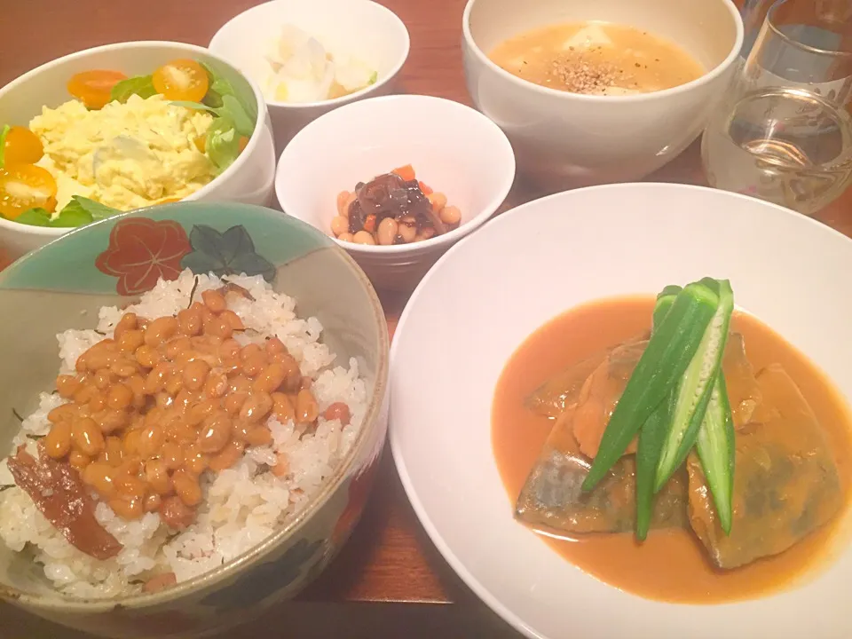 鯖味噌＊納豆かけ豆ひじきご飯＊豆腐と玉ねぎの味噌汁＊卵サラダ(^O^)|basilさん