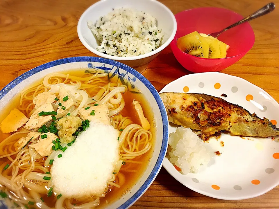 うどんが少なかったから素麺も足してうどん。鶏胸肉いれました。
さわらの西京焼き、シソごはん、キウイとバナナ。|pepiさん