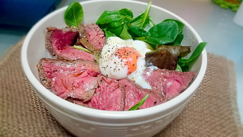 Snapdishの料理写真:手作りローストビーフ丼|おむすびさん