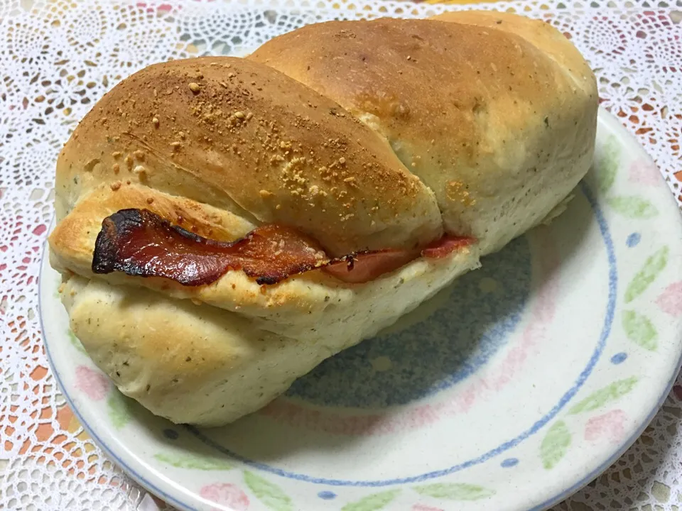 バジルとベーコンとチーズの🍞|りさりささん