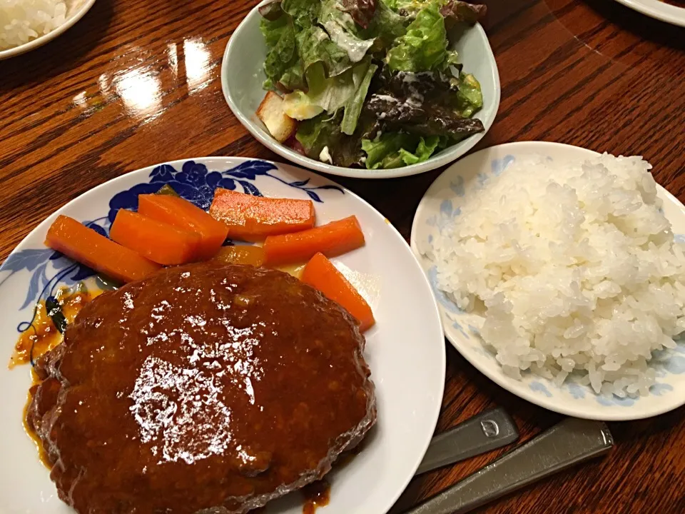 今日は少し時間があるので、煮込みハンバーグ♡大きくてもペロッと食べちゃう(´ڡ`❤)|シャム猫さん