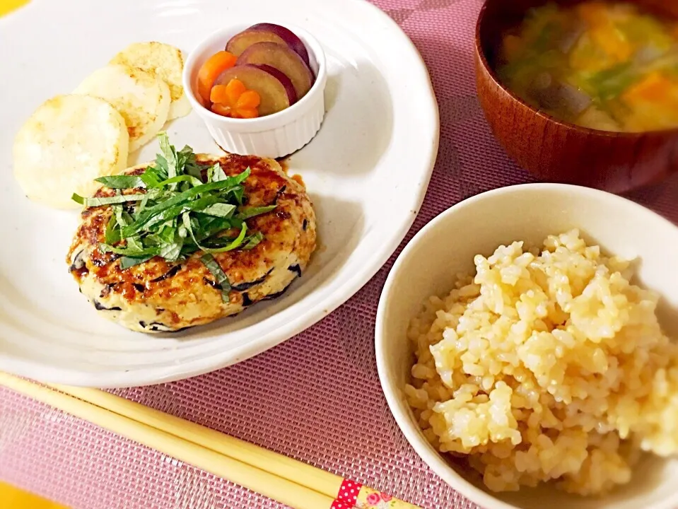 豆腐ハンバーグと玄米ご飯のヘルシー献立|tokkoさん