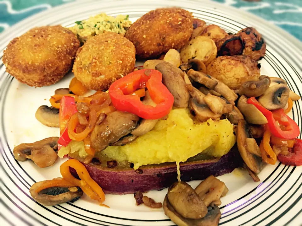 Mushrooms & Peppers on a bed of Gem Squash and sweet potato, roasted baby potatoes & stuffed crumbed green eggs|Sergio Lacuevaさん