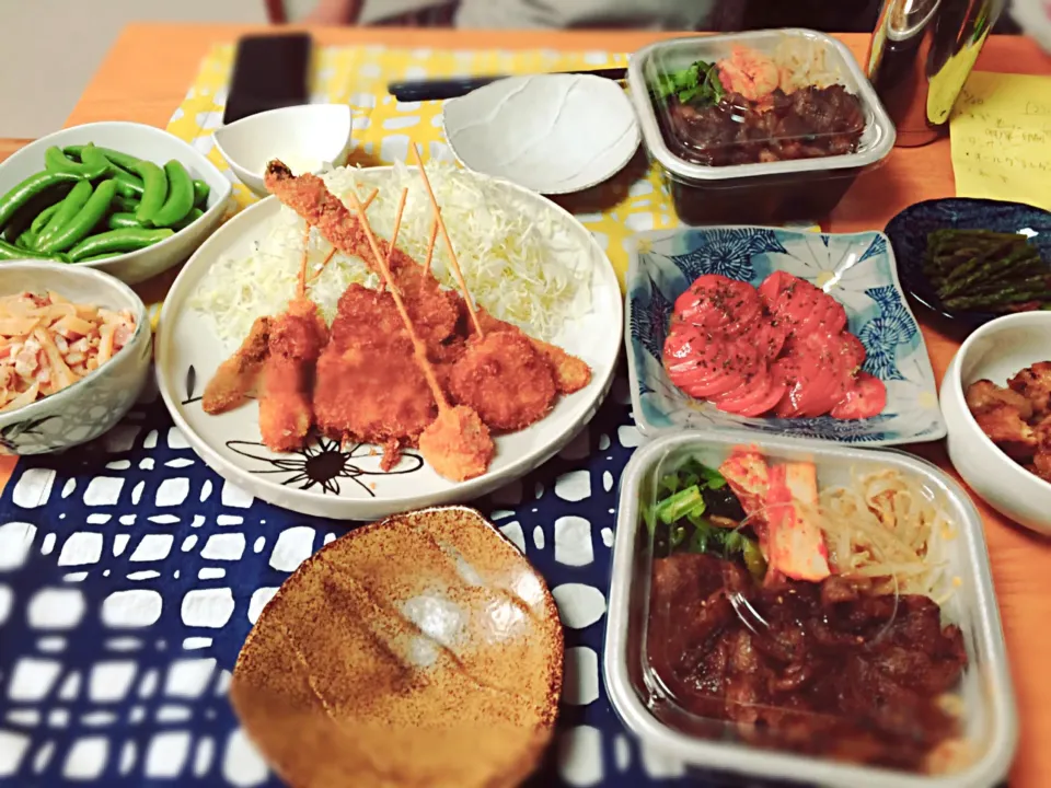 Snapdishの料理写真:カルビ弁当と串揚げ〜♪今日の晩御飯は手抜きです(∩´∀`∩)|ぴーまんさん