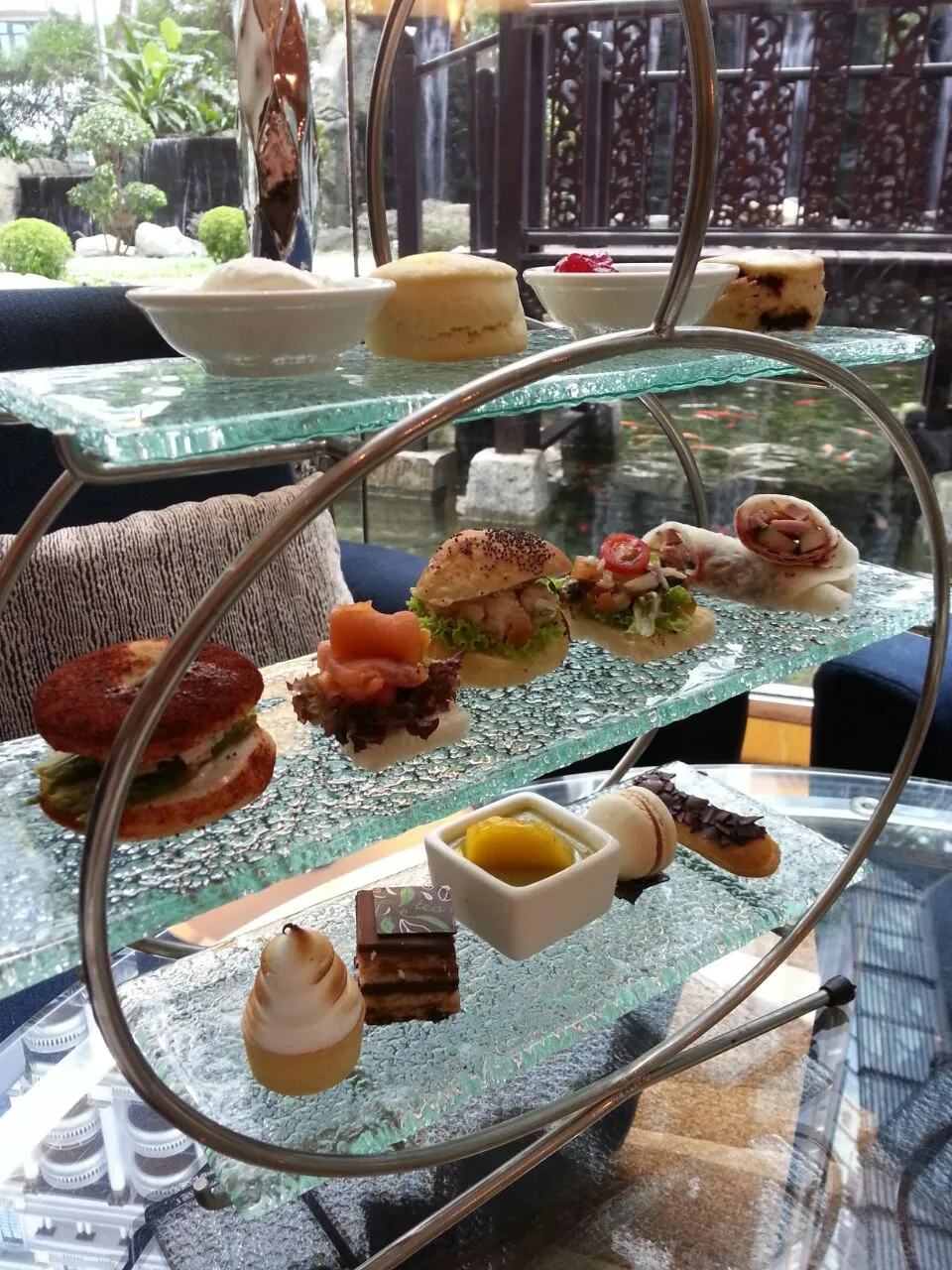 English Afternoon Tea
インターコンチのアフタヌーンティーはミニバーガーなどが凝っていて、スイーツも焼き菓子ばかりで無く、飽きが来なくてイイ！|korinoさん