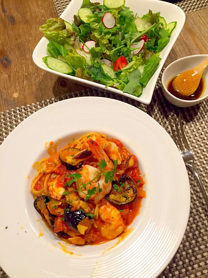 日曜日のパスタ🍝ナス入り魚介のトマトソース(ペスカトーレ)🐙🐚🍅ミックスサラダ🌿🍃|まみりんごさん