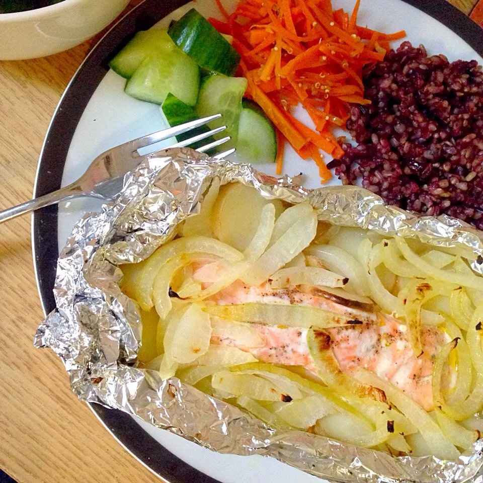 Snapdishの料理写真:Oven-baked salmon, onion and potato / Pickled cucumbers / stir fried carrot and quinoa / Brown and Red rice|Meeさん