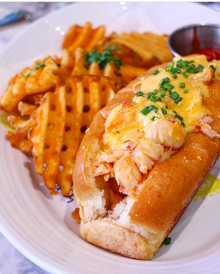 New England Connecticut USA  New England Lobster Roll with Waffle fries delish😍👍🏼🍟🍋🦀 Memorial Day weekend getaway🇺🇸|🌺IAnneさん